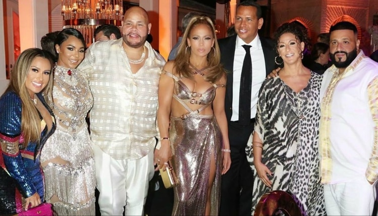 Ashanti (2 i-d), Fat Joe (3 i-d) y DJ Khaled (d) acompañaron a JLo en su celebración (IG: djkhaled)