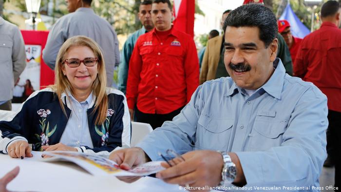 Venezuela Maduro Unterschriftenkampagne in Bolivar (picture-alliance/dpa/Handout Venezuelan Presidential Press Office)