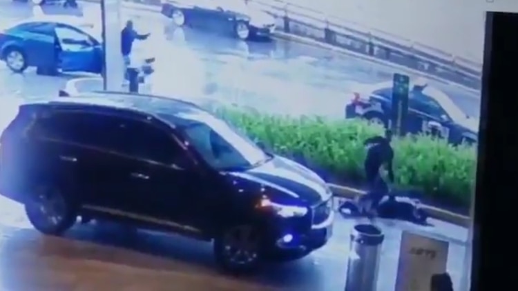 Momento en el que dos de los hombres que participaron en el tiroteo le disparan a un policía (Foto: captura de pantalla)