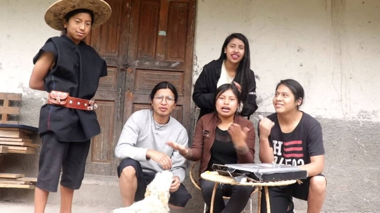 Sus amigos están orgullosos de ella; su familia la apoya (Foto: YouTube)