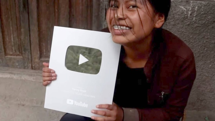 La llegada de su botón de plata le robó una sonrisa (Foto: YouTube)