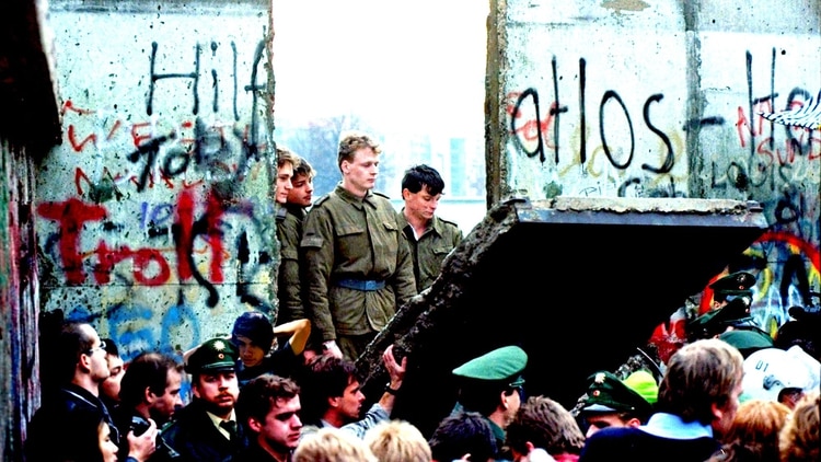 Ciudadanos de Alemania Occidental en un hueco abierto en el Muro de Berlín en noviembre de 1989.