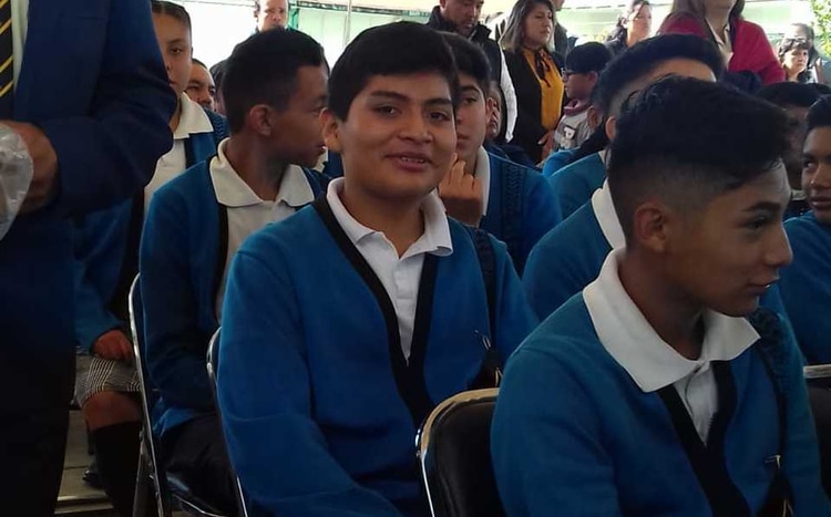 Erick Fabián de Jesús Hernández tomó un curso de un año y complementó su preparación a través de videos de YouTube. (Foto: Especial)