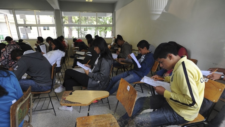Miles de aspirantes no tuvieron un resultado satisfactorio y no se quedaron en su primera opción. (Foto: Cuartoscuro)
