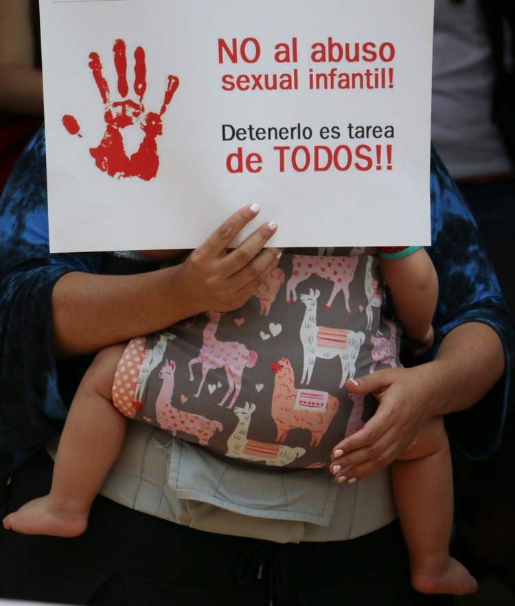 Padres de familia del colegio Montessori Matatena se manifestaron para exigir detengan a los presuntos responsables del abuso sexual infantil del colegio (FOTO: SAÚL LÓPEZ /CUARTOSCURO.COM)