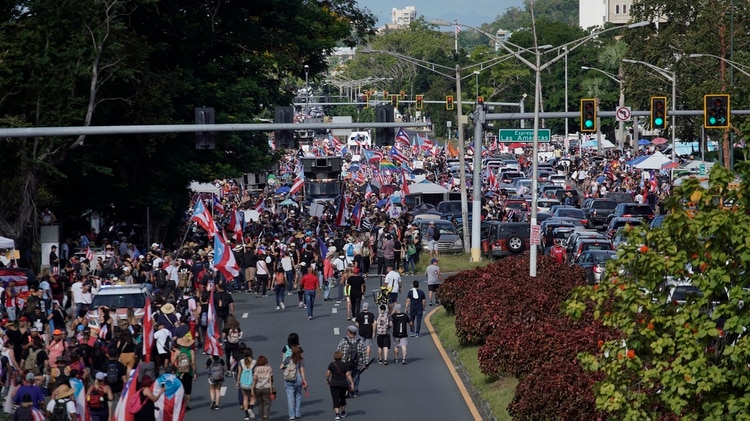 La gente toma la carretera Las Américas en San Juan, Puerto Rico, el 22 de julio de 2019, el día 9 de protestas que exigían la renuncia del gobernador Ricardo Rosselló (Foto de eric rojas / AFP)