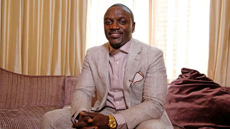 El cantante Akon durante una entrevista en Nueva York, EE.UU., 9 de mayo de 2016.