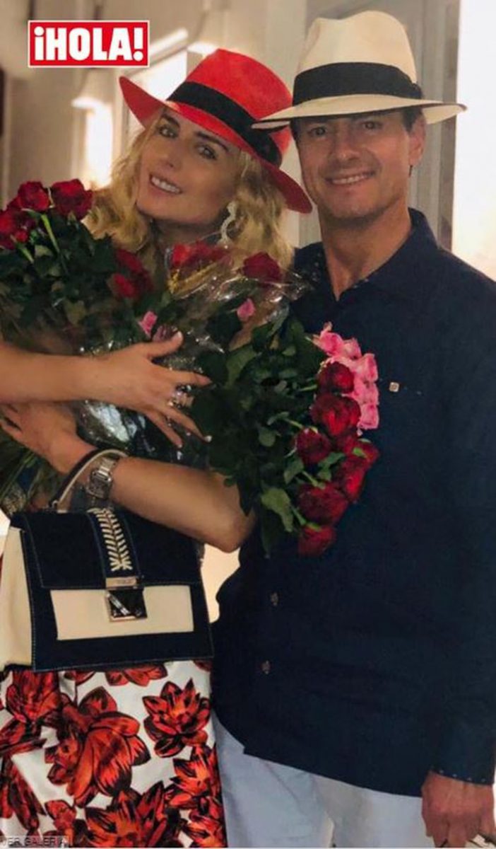 Peña Nieto no dudó en comprarle toda su mercancía y regalársela a Tania como muestra de su afecto, así la rubia se llenó de rosas rojas y rosadas que presumió más tarde en sus stories de Instagram. (Foto: Revista Hola!