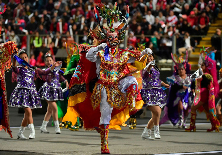 Bailarines interpretan la danza de la Diablada durante la inauguración de los Juegos Panamericanos en Lima, Perú.