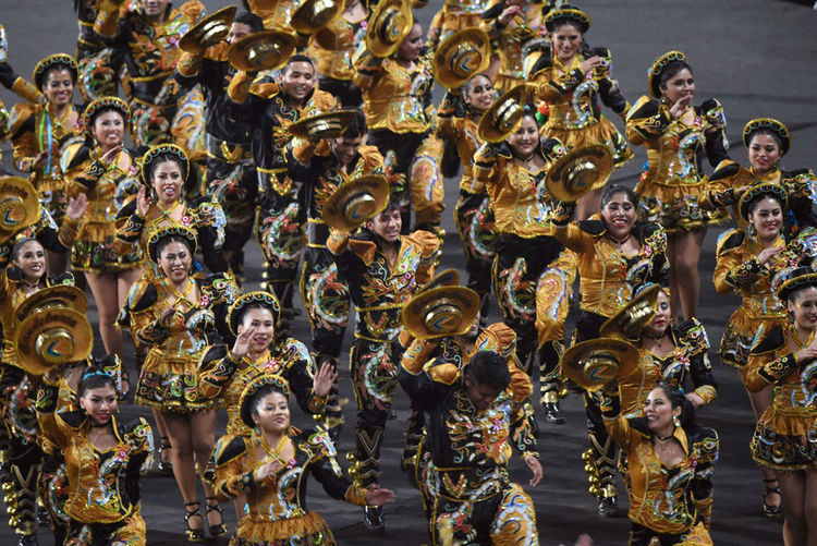 El ritmo de los Caporales también formó parte del acto deportivo.