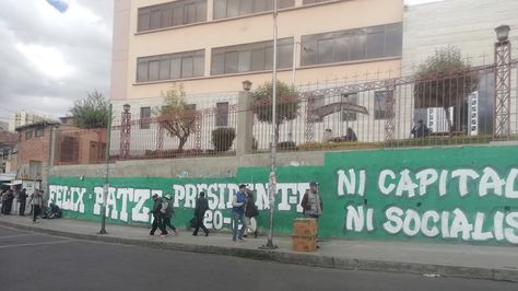 Paredes de la Universidad Mayor de San Andrés que fueron pintadas por el partido MTS. 