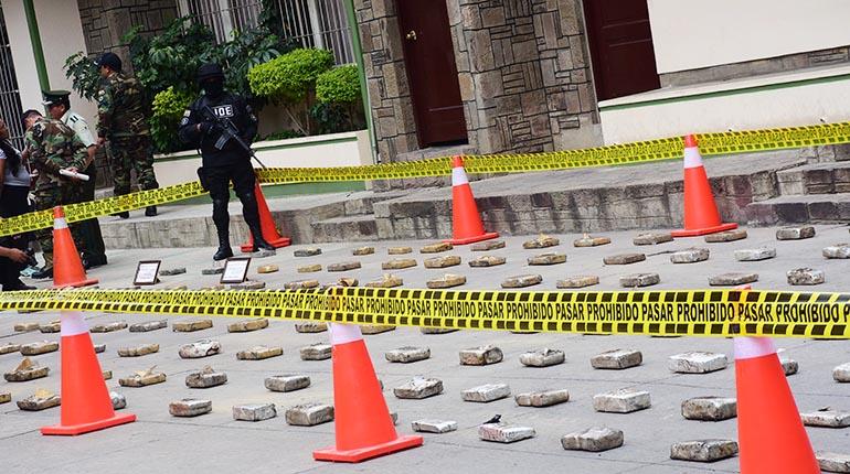 La Fuerza Especial de Lucha Contra el Narcotráfico expone droga incautada. | DANIEL JAMES