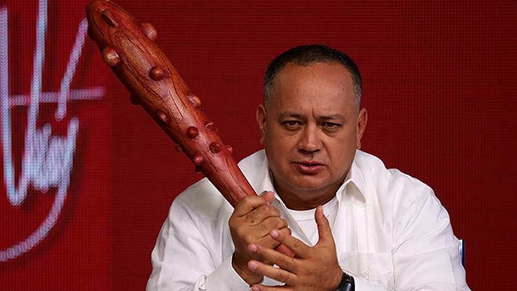 Diosdado Cabello en una escena de su programa televisivo “Con el mazo dando” (Reuters)