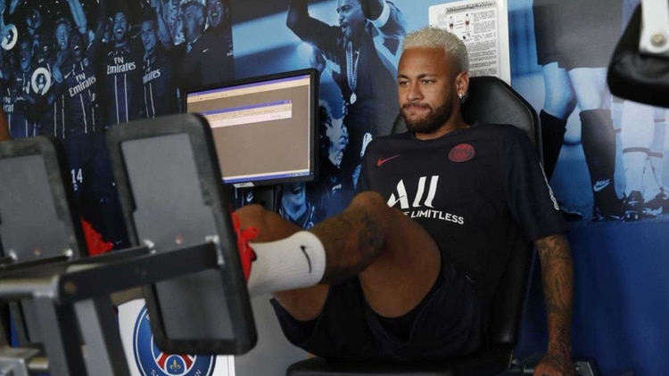 Neymar se entrena diferenciado a pesar de estar recuperado de su lesión (Twitter: @NeymarJrSite)