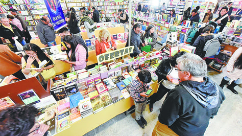 Visitantes de la Feria del Libro en La Paz 2018 observan ejemplares en los puestos. (Foto: Álvro Valero)