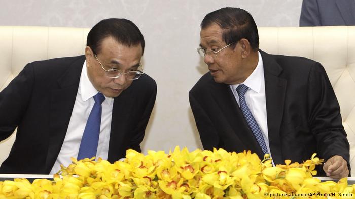 Primer ministro chino, Li Keqiang, y su homÃ³logo camboyano, Hun Sen (foto de archivo). (picture-alliance/AP Photo/H. Sinith)