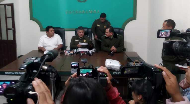 EL COMANDANTE DE LA POLICÍA RAÚL GRANDY, DURANTE UNA CONFERENCIA DE PRENSA.