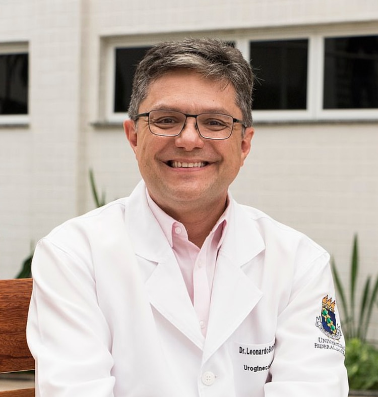 El doctor Leonardo Bezerra, uno de los pioneros en este tipo de cirugías (Foto: DailyMail)