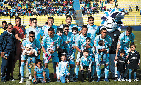 Academia. El equipo de Bolívar, que el domingo jugó y derrotó a Real Potosí en el estadio Hernando Siles de La Paz. Foto: Christian Calderón