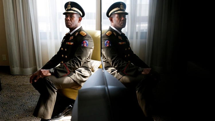 El general Manuel Cristopher Figuera, ex jefe de la temida agencia de inteligencia Sebin, posa para un retrato en Washington (AP Photo/ Jacquelyn Martin)