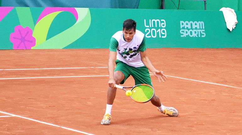 El tenista nacional Federico Zeballos en el duelo ante Kenny Turcios, de Honduras, ayer. | Betty Rojas