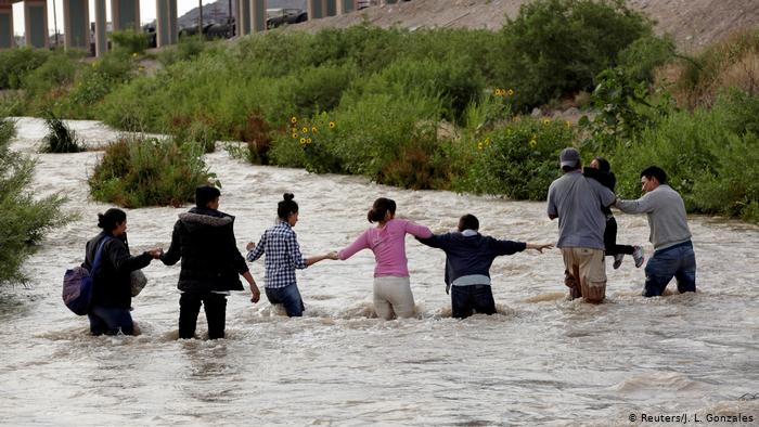 Migrantes cruzan el RÃo Bravo entre México y Estados Unidos