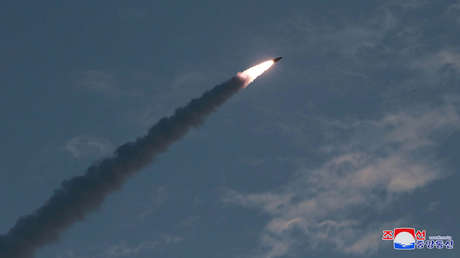 El lanzamiento de unos misiles por Corea del Norte en una imagen difundida por KCNA el 26 de julio de 2019.