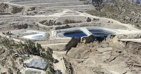 A la derecha, la piscina 9 que sufrió el derrame de lixiviados el lunes por la noche, en el relleno de Alpacoma. Foto: APG