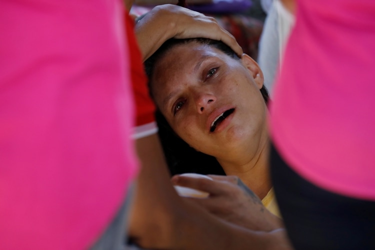 Una mujer llora frente al Instituto de Medicina Legal de Altamira tras identificar al cadáver de un familiar (REUTERS/Bruno Kelly)