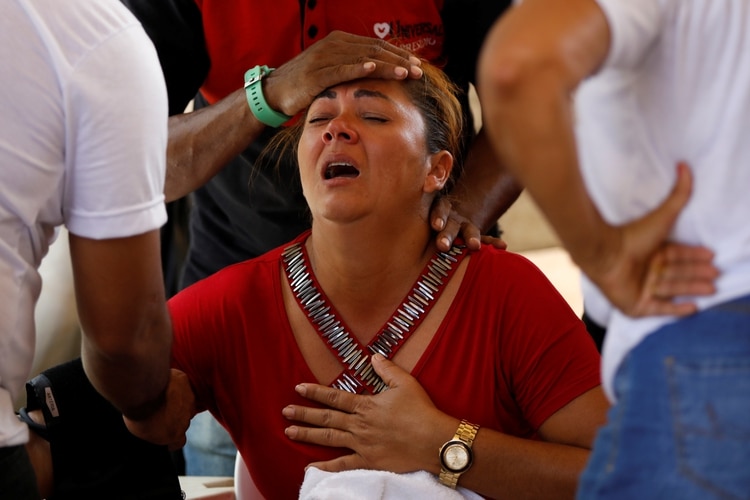 Una mujer llora frente al Instituto de Medicina Legal de Altamira tras identificar al cadáver de un familiar (REUTERS/Bruno Kelly)