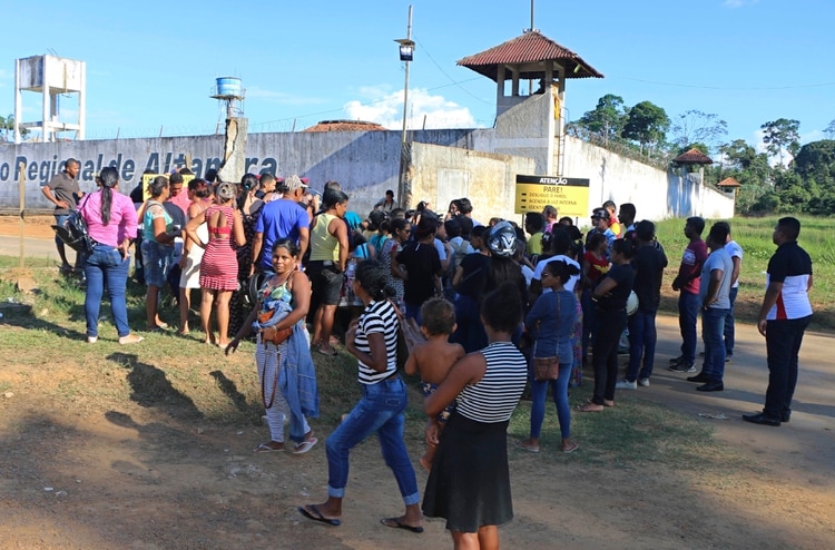 Gente busca información sobre familiares presos en la cárcel de Altamira, Brasil, donde se produjo un motín que dejó al menos 58 muertos, 29 de julio de 2019. (Wilson Soares/Panamazonica via AP)