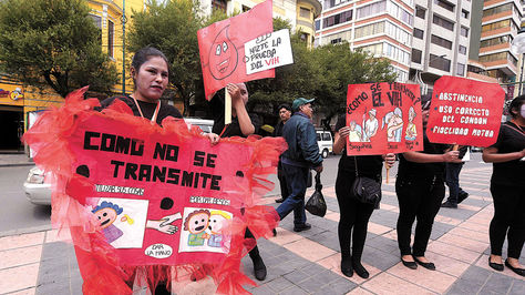 Un grupo de jóvenes busca concientizar a la población sobre el VIH, en El Prado de La Paz, el 1 de diciembre de 2017.