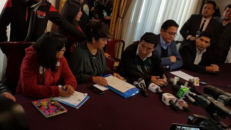 El presidente de la Cámara de Diputados y la representante de los enfermos con cáncer en conferencia de prensa. Foto: Ángel Guarachi