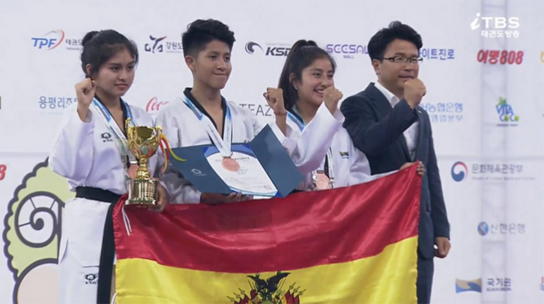 Los taekwondistas bolivianos en la premiación del festival. | Diego Jaldin