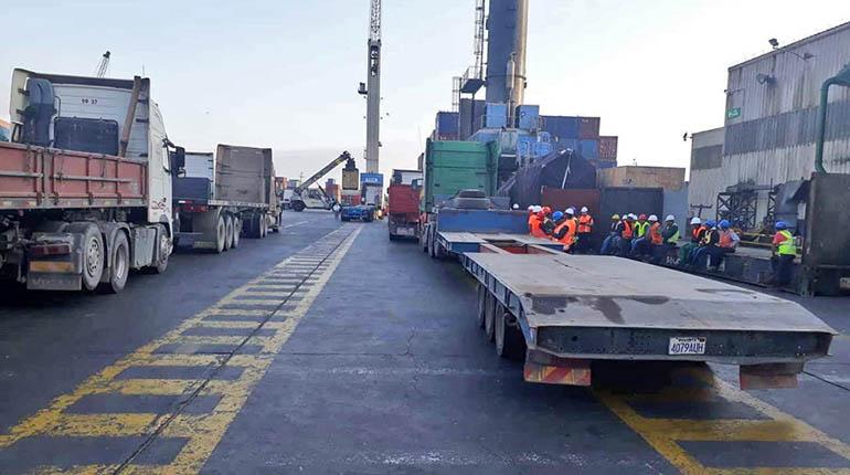 Los vehículos del transporte pesado en el ingreso al puerto de Arica. | Foto archivo