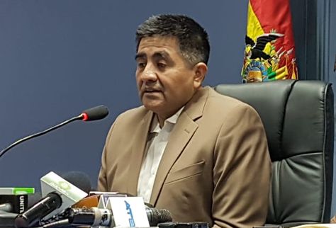 El viceministro de Lucha Contra el Contrabando, Gonzalo Rodríguez, (iz) y al alcalde de Charaña, Martin Villalobos.