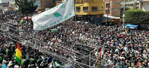 Concentración de los cocaleros de los Yungas en puertas de Adepcoca. Foto: FM Bolivia