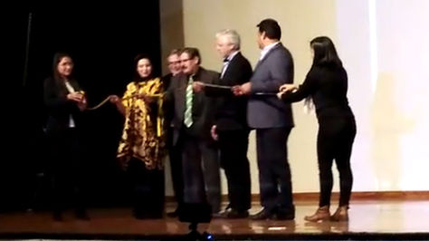 El vicepresidente, Álvaro García Linera, el alcalde Luis Revilla juntos a otras autoridades cortan la cinta para inaugurar la FIL.