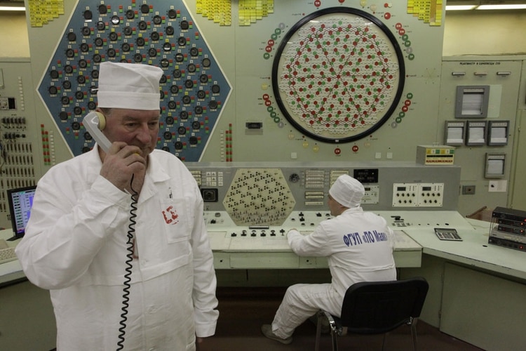 La puesta en operación del reactor Ruslan, parte del complejo Mayak, en 1982 (www.po-mayak.ru)