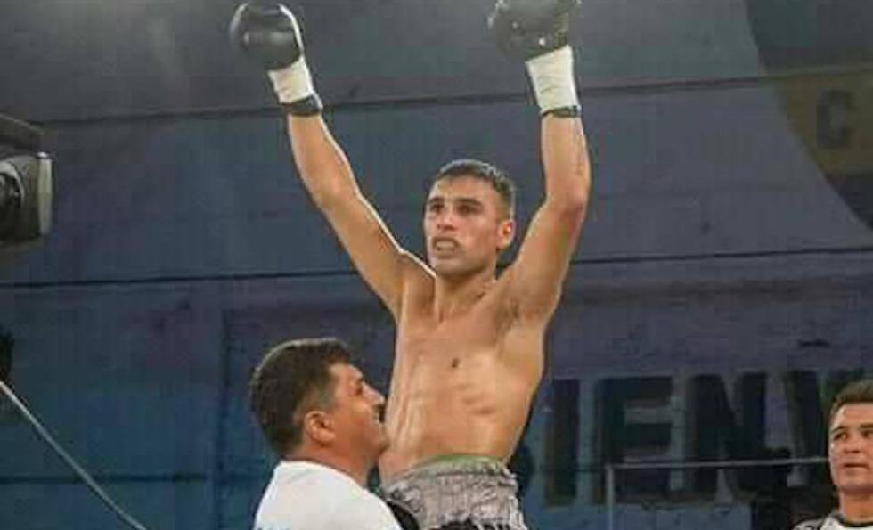 Hugo Santillan, con los brazos en alto en el ring.