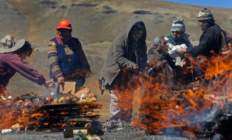Un grupo de personas en una ofrenda a la Pachamama en la Cumbre, entre La Paz y los Yungas.
