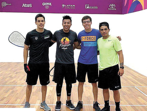 Equipo. Roland Keller (izq.), Moscoso, Carlos Keller y Carrasco en Lima.