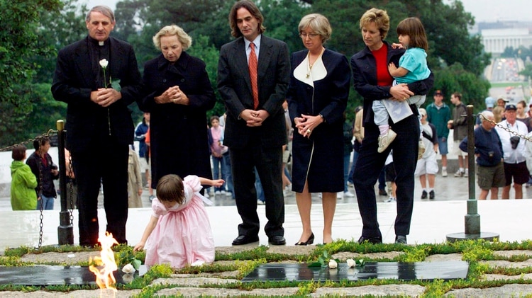 En esta foto de archivo del 6 de junio de 2000, Saoirse Kennedy Hill -fallecida este 1 de agosto-, coloca una rosa blanca en la Llama Eterna, la tumba del presidente John F. Kennedy, en el Cementerio Nacional de Arlington en Arlington, Virginia. (AP)