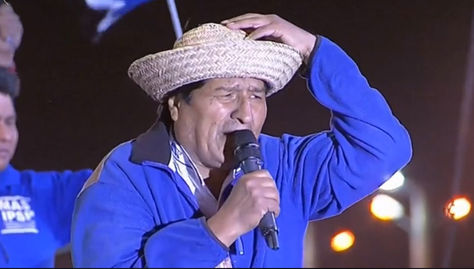 Morales en el Cambódromo. Durante su discurso debió sujetar su sombrero de sao por las ráfagas de viento.