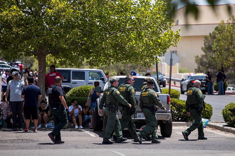 Policías patrullan frente a las personas que fueron evacuadas del Centro Comercial Cielo Vista y un Wal-Mart donde ocurrió un tiroteo en El Paso, Texas
