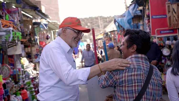 Carlos Mesa, segundo en las encuestas. Hizo campaña esta semana en el mercado La Cancha de Cochabamba