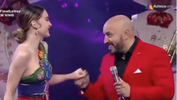 Belinda respondió a Lupillo con una sonrisa cuando cantaron juntos en La Voz (Twitter)