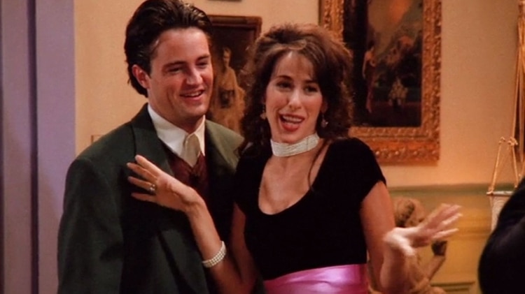 Matthew Perry y Maggie Wheeler en una escena de “Friends”