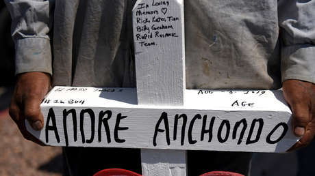 Un hombre sostiene una cruz en honor de Andre Anchondo, una de las víctimas del tiroteo en El Paso, Texas (EE.UU.).