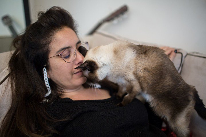 La escritora Florencia Etchevers y sus gatos Foto/ Archivo